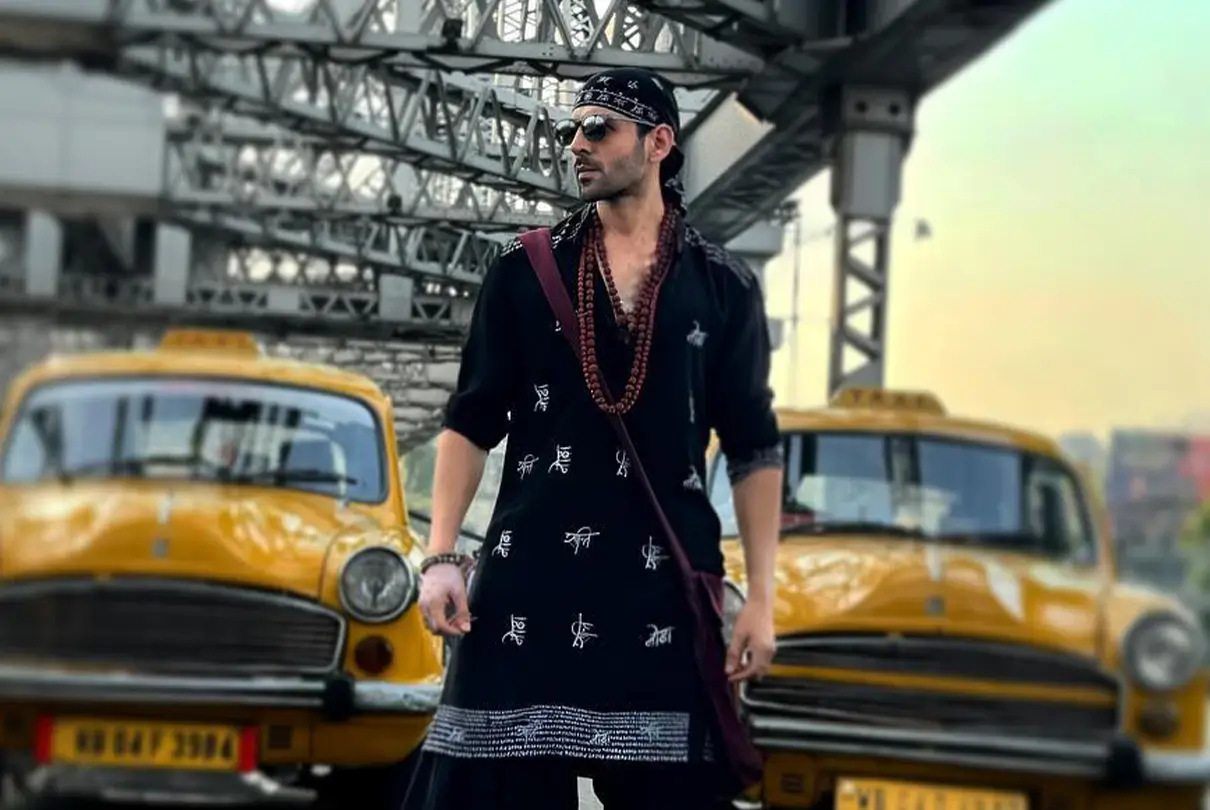 Bhool Bhulaiyaa 3: Kartik Aryan Poses on Howrah Bridge Kolkata as Rooh Baba During Bhool Bhulaiyaa 3 Shoot