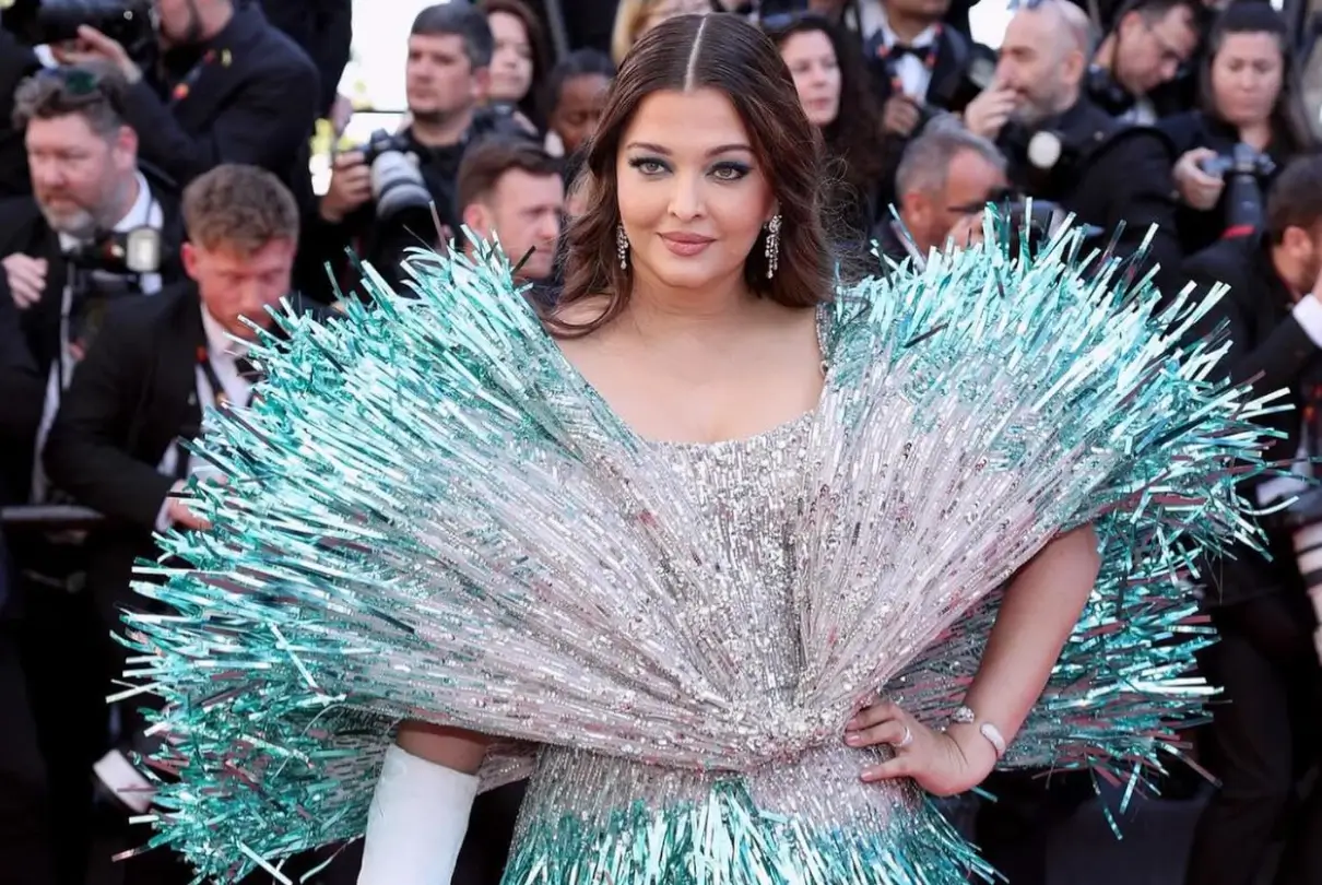 Cannes 2024: Aishwarya Rai Bachchan's Day 2 Look Receives Mixed Reactions; Netizens Label It as "Fringe Cringe", While Fans Call Her the "Cannes Queen"