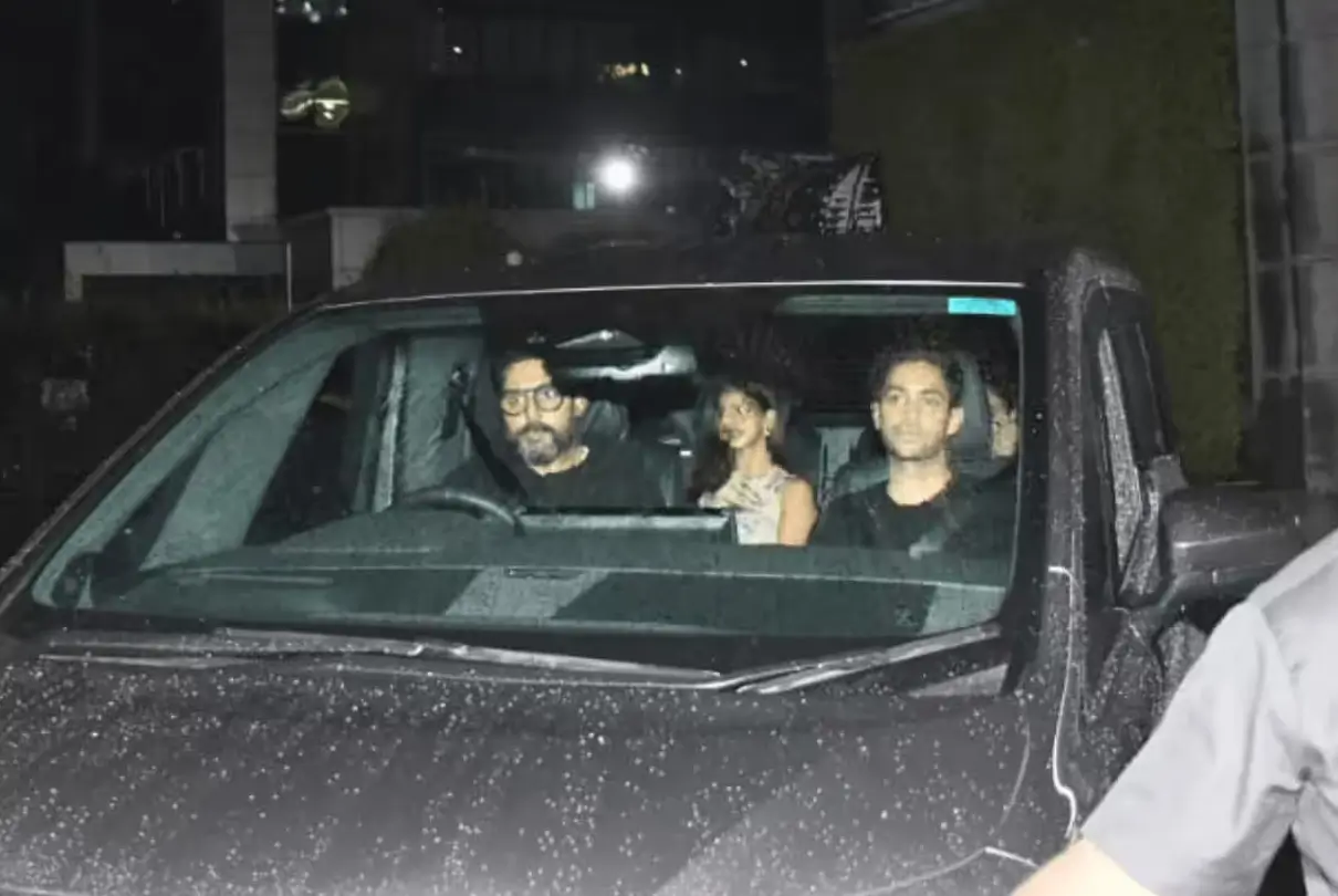 Suhana Khan Hangs Out With Rumored Boyfriend Agastya Nanda and Navya Naveli; Abhishek Bachchan Spotted Driving Them Around! Watch Now